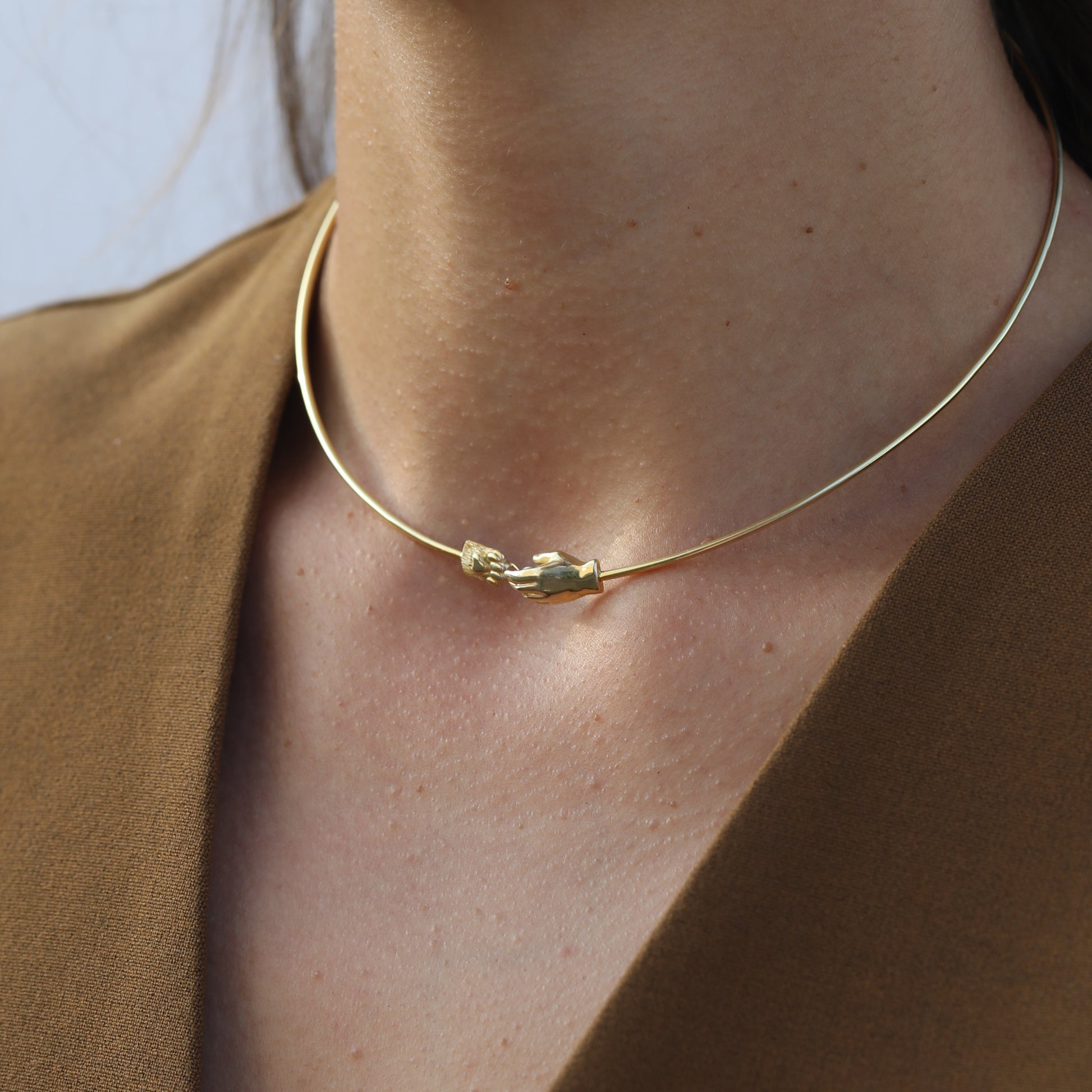 Золотий дизайнерський чокер у вигляді Лапки та ручки у позолоті на дівчині – колекція бренду LUCHI Лучі