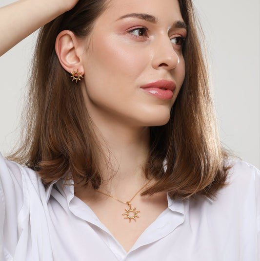 Дівчина демонструє сережки та кольє бренду Лучі LUCHI