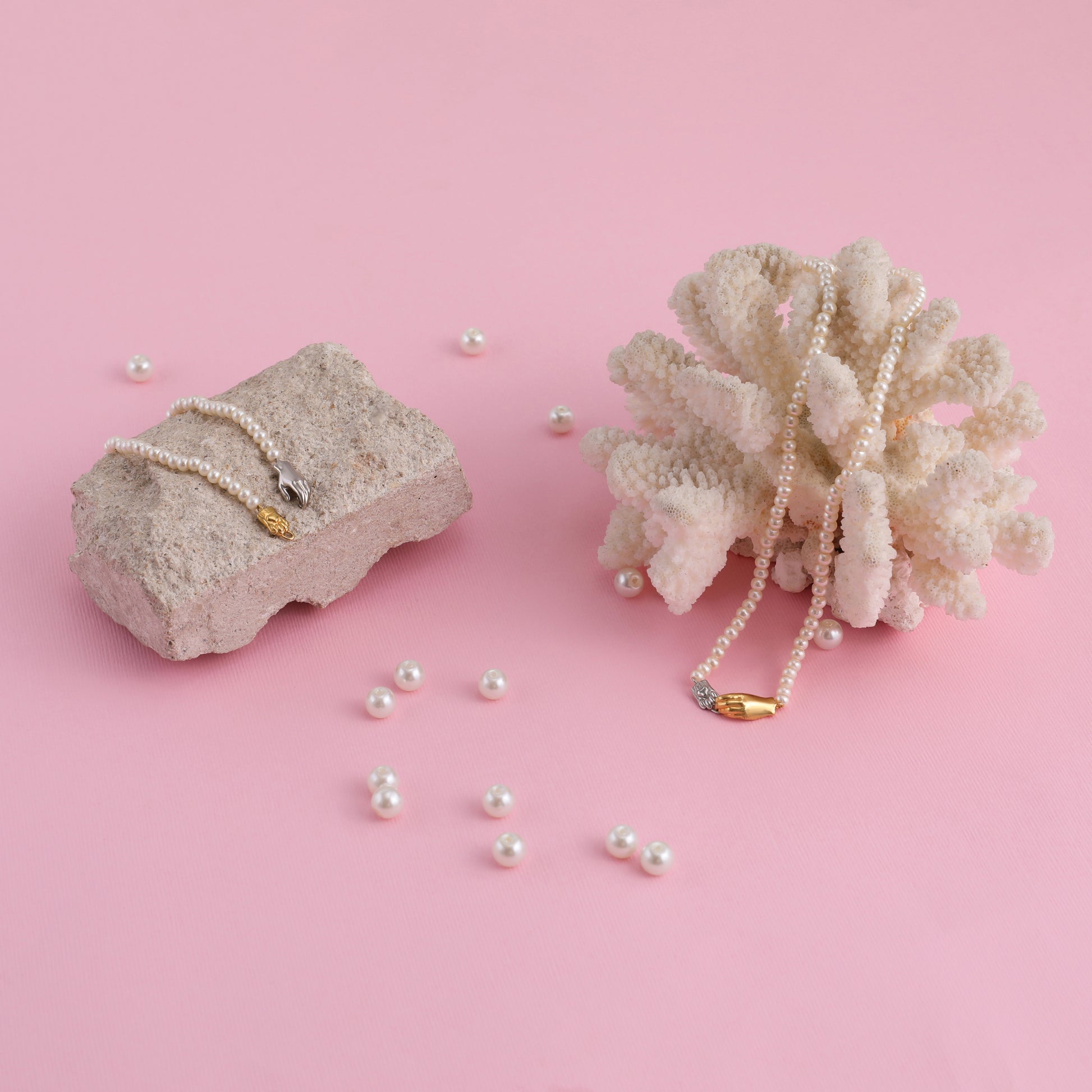 Предметне фото срібного кольє з перлами від бренду Лучі LUCHI на коралі