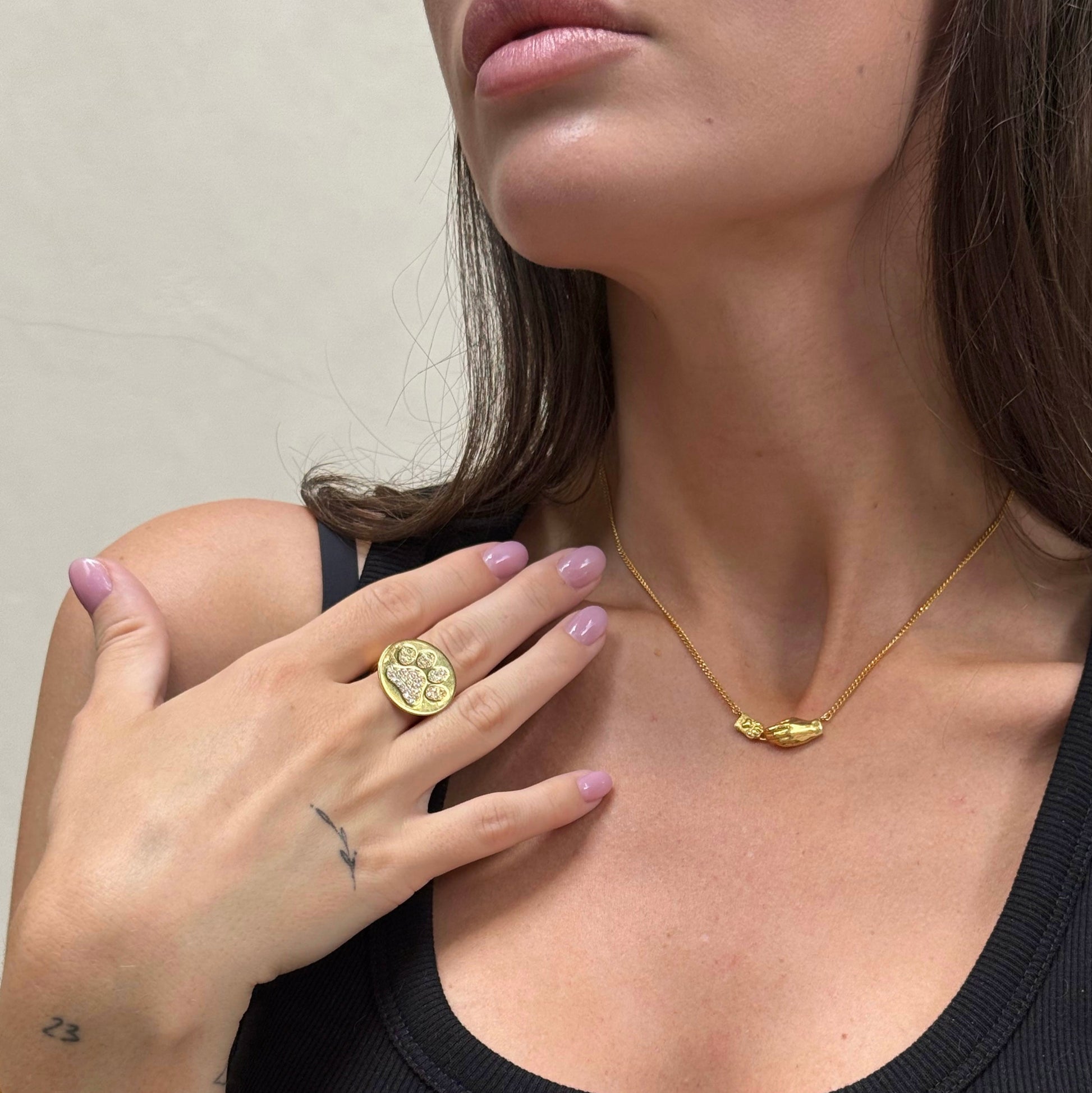 Кольє зі срібла з позолотою на дівчині, що показує прикрасу від ювелірного бренду Лучі LUCHI